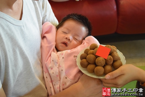 剃胎毛、滿月剃頭、嬰兒剃頭、嬰兒理髮、嬰兒剃髮、嬰兒剃胎毛、嬰兒滿月剃頭、寶寶剃頭、剃胎毛儀式、剃胎毛吉祥話、滿月剃頭儀式、滿月剃頭吉祥話、寶寶剃胎毛、寶寶滿月剃頭理髮、 高雄市鼓山地區剃胎毛、高雄市鼓山地區滿月剃頭、高雄市鼓山地區嬰兒剃頭剃胎毛、高雄市鼓山地區嬰兒理髮、高雄市嬰兒剃髮、李寶寶(高雄鼓山區到府嬰兒寶寶滿月剃頭理髮、免費到府嬰兒剃胎毛儀式吉祥話)。到府剃頭剃胎毛主持、專業拍照、DVD光碟、證書。★購買「臍帶章、肚臍章、胎毛筆刷印章」贈送：剃頭、收涎、抓周，三選一。2017.11.21照片8
