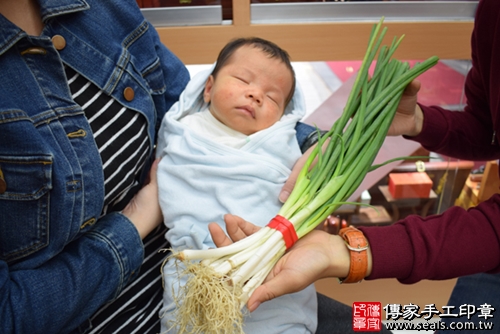 剃胎毛、滿月剃頭、嬰兒剃頭、嬰兒理髮、嬰兒剃髮、嬰兒剃胎毛、嬰兒滿月剃頭、寶寶剃頭、剃胎毛儀式、剃胎毛吉祥話、滿月剃頭儀式、滿月剃頭吉祥話、寶寶剃胎毛、寶寶滿月剃頭理髮、 高雄市鳳山地區剃胎毛、高雄市鳳山地區滿月剃頭、高雄市鳳山地區嬰兒剃頭剃胎毛、高雄市鳳山地區嬰兒理髮、高雄市嬰兒剃髮、蔣寶寶(高雄鳳山區嬰兒寶寶滿月剃頭理髮、免費嬰兒剃胎毛儀式吉祥話)。中國風會場，爸媽寶貝免費穿「日中韓」古裝禮服。專業拍照、DVD光碟、證書。★購買「臍帶章、肚臍章、胎毛筆刷印章」贈送：剃頭、收涎、抓周，三選一。2017.11.11照片12