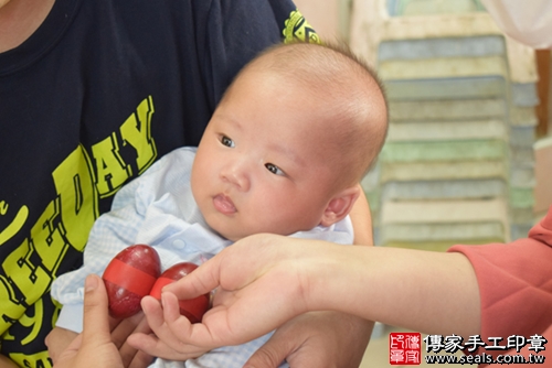 剃胎毛、滿月剃頭、嬰兒剃頭、嬰兒理髮、嬰兒剃髮、嬰兒剃胎毛、嬰兒滿月剃頭、寶寶剃頭、剃胎毛儀式、剃胎毛吉祥話、滿月剃頭儀式、滿月剃頭吉祥話、寶寶剃胎毛、寶寶滿月剃頭理髮、 高雄市旗津地區剃胎毛、高雄市旗津地區滿月剃頭、高雄市旗津地區嬰兒剃頭剃胎毛、高雄市旗津地區嬰兒理髮、高雄市嬰兒剃髮、許寶寶們(高雄旗津到府嬰兒寶寶滿月剃頭理髮、免費到府嬰兒剃胎毛儀式吉祥話)。到府剃頭剃胎毛主持、專業拍照、DVD光碟、證書。★購買「臍帶章、肚臍章、胎毛筆刷印章」贈送：剃頭、收涎、抓周，三選一。2017.11.28照片5