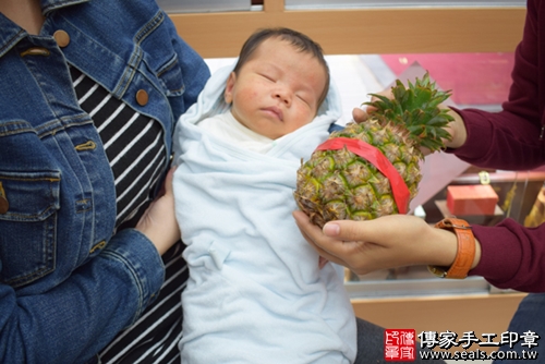 剃胎毛、滿月剃頭、嬰兒剃頭、嬰兒理髮、嬰兒剃髮、嬰兒剃胎毛、嬰兒滿月剃頭、寶寶剃頭、剃胎毛儀式、剃胎毛吉祥話、滿月剃頭儀式、滿月剃頭吉祥話、寶寶剃胎毛、寶寶滿月剃頭理髮、 高雄市鳳山地區剃胎毛、高雄市鳳山地區滿月剃頭、高雄市鳳山地區嬰兒剃頭剃胎毛、高雄市鳳山地區嬰兒理髮、高雄市嬰兒剃髮、蔣寶寶(高雄鳳山區嬰兒寶寶滿月剃頭理髮、免費嬰兒剃胎毛儀式吉祥話)。中國風會場，爸媽寶貝免費穿「日中韓」古裝禮服。專業拍照、DVD光碟、證書。★購買「臍帶章、肚臍章、胎毛筆刷印章」贈送：剃頭、收涎、抓周，三選一。2017.11.11照片14