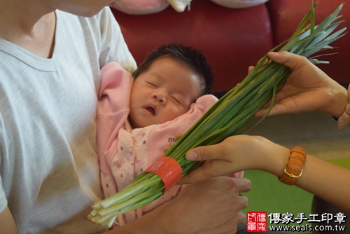 剃胎毛、滿月剃頭、嬰兒剃頭、嬰兒理髮、嬰兒剃髮、嬰兒剃胎毛、嬰兒滿月剃頭、寶寶剃頭、剃胎毛儀式、剃胎毛吉祥話、滿月剃頭儀式、滿月剃頭吉祥話、寶寶剃胎毛、寶寶滿月剃頭理髮、 高雄市鼓山地區剃胎毛、高雄市鼓山地區滿月剃頭、高雄市鼓山地區嬰兒剃頭剃胎毛、高雄市鼓山地區嬰兒理髮、高雄市嬰兒剃髮、李寶寶(高雄鼓山區到府嬰兒寶寶滿月剃頭理髮、免費到府嬰兒剃胎毛儀式吉祥話)。到府剃頭剃胎毛主持、專業拍照、DVD光碟、證書。★購買「臍帶章、肚臍章、胎毛筆刷印章」贈送：剃頭、收涎、抓周，三選一。2017.11.21照片9