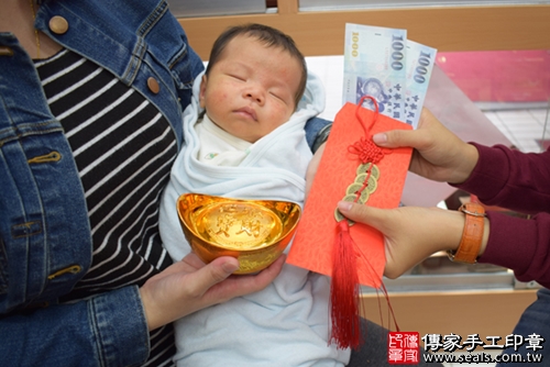 剃胎毛、滿月剃頭、嬰兒剃頭、嬰兒理髮、嬰兒剃髮、嬰兒剃胎毛、嬰兒滿月剃頭、寶寶剃頭、剃胎毛儀式、剃胎毛吉祥話、滿月剃頭儀式、滿月剃頭吉祥話、寶寶剃胎毛、寶寶滿月剃頭理髮、 高雄市鳳山地區剃胎毛、高雄市鳳山地區滿月剃頭、高雄市鳳山地區嬰兒剃頭剃胎毛、高雄市鳳山地區嬰兒理髮、高雄市嬰兒剃髮、蔣寶寶(高雄鳳山區嬰兒寶寶滿月剃頭理髮、免費嬰兒剃胎毛儀式吉祥話)。中國風會場，爸媽寶貝免費穿「日中韓」古裝禮服。專業拍照、DVD光碟、證書。★購買「臍帶章、肚臍章、胎毛筆刷印章」贈送：剃頭、收涎、抓周，三選一。2017.11.11照片15