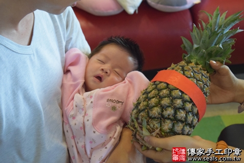 剃胎毛、滿月剃頭、嬰兒剃頭、嬰兒理髮、嬰兒剃髮、嬰兒剃胎毛、嬰兒滿月剃頭、寶寶剃頭、剃胎毛儀式、剃胎毛吉祥話、滿月剃頭儀式、滿月剃頭吉祥話、寶寶剃胎毛、寶寶滿月剃頭理髮、 高雄市鼓山地區剃胎毛、高雄市鼓山地區滿月剃頭、高雄市鼓山地區嬰兒剃頭剃胎毛、高雄市鼓山地區嬰兒理髮、高雄市嬰兒剃髮、李寶寶(高雄鼓山區到府嬰兒寶寶滿月剃頭理髮、免費到府嬰兒剃胎毛儀式吉祥話)。到府剃頭剃胎毛主持、專業拍照、DVD光碟、證書。★購買「臍帶章、肚臍章、胎毛筆刷印章」贈送：剃頭、收涎、抓周，三選一。2017.11.21照片13