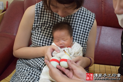 剃胎毛、滿月剃頭、嬰兒剃頭、嬰兒理髮、嬰兒剃髮、嬰兒剃胎毛、嬰兒滿月剃頭、寶寶剃頭、剃胎毛儀式、剃胎毛吉祥話、滿月剃頭儀式、滿月剃頭吉祥話、寶寶剃胎毛、寶寶滿月剃頭理髮、 高雄市鼓山地區剃胎毛、高雄市鼓山地區滿月剃頭、高雄市鼓山地區嬰兒剃頭剃胎毛、高雄市鼓山地區嬰兒理髮、高雄市嬰兒剃髮、柳寶寶(高雄鼓山區到府嬰兒寶寶滿月剃頭理髮、免費到府嬰兒剃胎毛儀式吉祥話)。到府剃頭剃胎毛主持、專業拍照、DVD光碟、證書。★購買「臍帶章、肚臍章、胎毛筆刷印章」贈送：剃頭、收涎、抓周，三選一。2017.11.16照片3