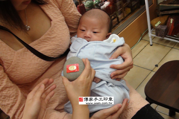 黃寶寶(新北市永和區嬰兒寶寶滿月剃頭理髮、免費嬰兒剃胎毛儀式吉祥話)。中國風會場，爸媽寶貝免費穿「日中韓」古裝禮服。專業拍照、DVD光碟、證書。★購買「臍帶章、肚臍章、胎毛筆刷印章」贈送：剃頭、收涎、抓周，三選一。 2014.03.1 照片5