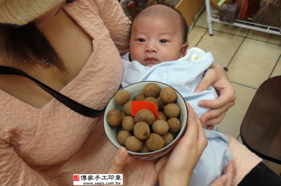 黃寶寶(新北市永和區嬰兒寶寶滿月剃頭理髮、免費嬰兒剃胎毛儀式吉祥話)。中國風會場，爸媽寶貝免費穿「日中韓」古裝禮服。專業拍照、DVD光碟、證書。★購買「臍帶章、肚臍章、胎毛筆刷印章」贈送：剃頭、收涎、抓周，三選一。 2014.03.1 照片7