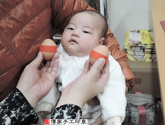 洪寶寶(新北永和區嬰兒寶寶滿月剃頭理髮、免費嬰兒剃胎毛儀式吉祥話)。中國風會場，爸媽寶貝免費穿「日中韓」古裝禮服。專業拍照、DVD光碟、證書。★購買「臍帶章、肚臍章、胎毛筆刷印章」贈送：剃頭、收涎、抓周，三選一。 2015.11.30 照片3