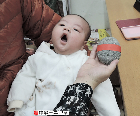 洪寶寶(新北永和區嬰兒寶寶滿月剃頭理髮、免費嬰兒剃胎毛儀式吉祥話)。中國風會場，爸媽寶貝免費穿「日中韓」古裝禮服。專業拍照、DVD光碟、證書。★購買「臍帶章、肚臍章、胎毛筆刷印章」贈送：剃頭、收涎、抓周，三選一。 2015.11.30 照片5