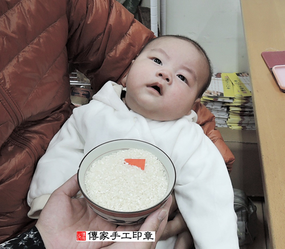 洪寶寶(新北永和區嬰兒寶寶滿月剃頭理髮、免費嬰兒剃胎毛儀式吉祥話)。中國風會場，爸媽寶貝免費穿「日中韓」古裝禮服。專業拍照、DVD光碟、證書。★購買「臍帶章、肚臍章、胎毛筆刷印章」贈送：剃頭、收涎、抓周，三選一。 2015.11.30 照片6