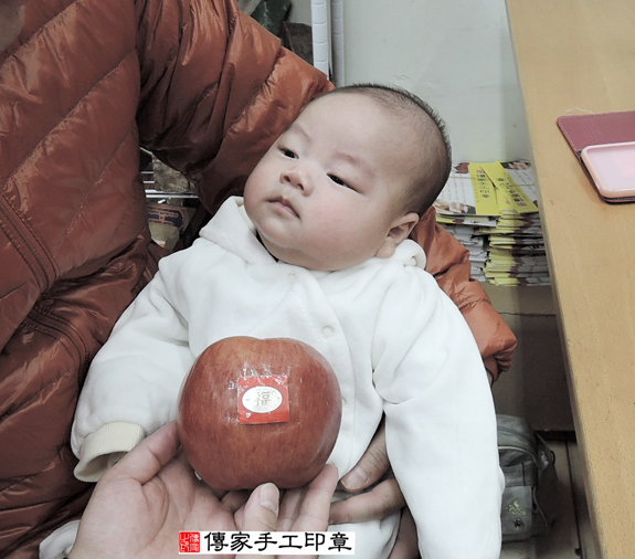 洪寶寶(新北永和區嬰兒寶寶滿月剃頭理髮、免費嬰兒剃胎毛儀式吉祥話)。中國風會場，爸媽寶貝免費穿「日中韓」古裝禮服。專業拍照、DVD光碟、證書。★購買「臍帶章、肚臍章、胎毛筆刷印章」贈送：剃頭、收涎、抓周，三選一。 2015.11.30 照片9