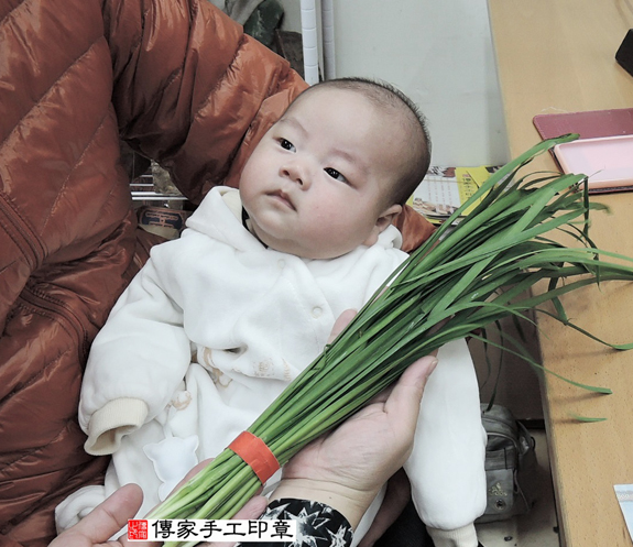 洪寶寶(新北永和區嬰兒寶寶滿月剃頭理髮、免費嬰兒剃胎毛儀式吉祥話)。中國風會場，爸媽寶貝免費穿「日中韓」古裝禮服。專業拍照、DVD光碟、證書。★購買「臍帶章、肚臍章、胎毛筆刷印章」贈送：剃頭、收涎、抓周，三選一。 2015.11.30 照片10
