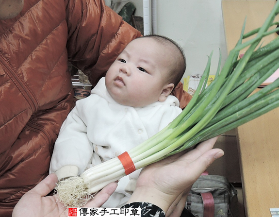 洪寶寶(新北永和區嬰兒寶寶滿月剃頭理髮、免費嬰兒剃胎毛儀式吉祥話)。中國風會場，爸媽寶貝免費穿「日中韓」古裝禮服。專業拍照、DVD光碟、證書。★購買「臍帶章、肚臍章、胎毛筆刷印章」贈送：剃頭、收涎、抓周，三選一。 2015.11.30 照片11