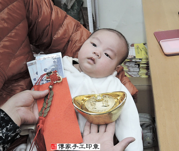 洪寶寶(新北永和區嬰兒寶寶滿月剃頭理髮、免費嬰兒剃胎毛儀式吉祥話)。中國風會場，爸媽寶貝免費穿「日中韓」古裝禮服。專業拍照、DVD光碟、證書。★購買「臍帶章、肚臍章、胎毛筆刷印章」贈送：剃頭、收涎、抓周，三選一。 2015.11.30 照片15