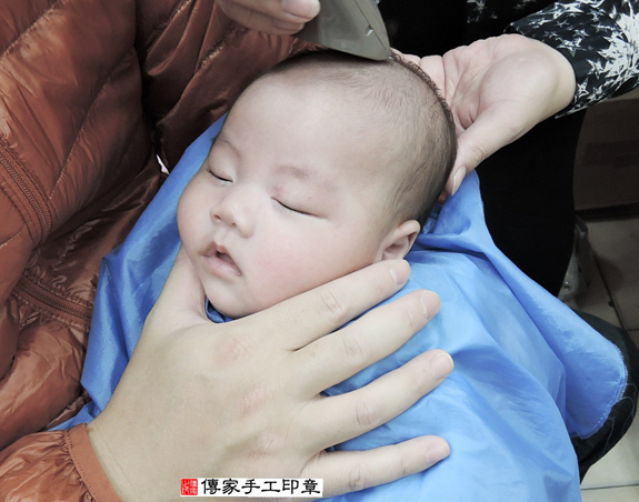 洪寶寶(新北永和區嬰兒寶寶滿月剃頭理髮、免費嬰兒剃胎毛儀式吉祥話)。中國風會場，爸媽寶貝免費穿「日中韓」古裝禮服。專業拍照、DVD光碟、證書。★購買「臍帶章、肚臍章、胎毛筆刷印章」贈送：剃頭、收涎、抓周，三選一。 2015.11.30 照片16