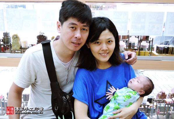 剃胎毛、滿月剃頭、嬰兒剃頭、嬰兒理髮、嬰兒剃髮、嬰兒剃胎毛、嬰兒滿月剃頭、寶寶剃頭、剃胎毛儀式、剃胎毛吉祥話、滿月剃頭儀式、滿月剃頭吉祥話、寶寶剃胎毛、寶寶滿月剃頭理髮、新竹香山區剃胎毛、新竹香山區滿月剃頭、新竹香山區嬰兒剃頭剃胎毛、新竹香山區嬰兒理髮、新竹香山區嬰兒剃髮、張寶寶(新竹香山區嬰兒寶寶滿月剃頭理髮、免費嬰兒剃胎毛儀式吉祥話)。中國風會場，爸媽寶貝免費穿「日中韓」古裝禮服。專業拍照、DVD光碟、證書。★購買「臍帶章、肚臍章、胎毛筆刷印章」贈送：剃頭、收涎、抓周，三選一。2016.05.24  照片2