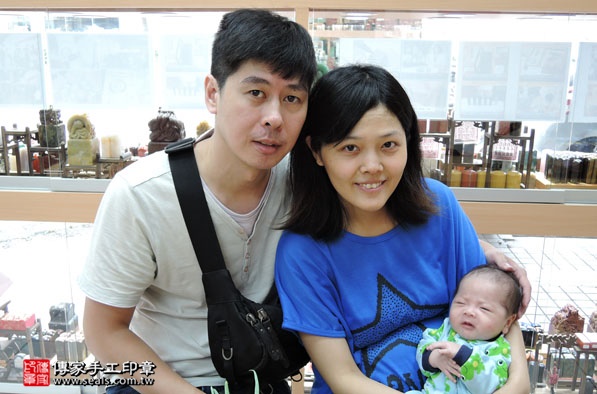 剃胎毛、滿月剃頭、嬰兒剃頭、嬰兒理髮、嬰兒剃髮、嬰兒剃胎毛、嬰兒滿月剃頭、寶寶剃頭、剃胎毛儀式、剃胎毛吉祥話、滿月剃頭儀式、滿月剃頭吉祥話、寶寶剃胎毛、寶寶滿月剃頭理髮、新竹香山區剃胎毛、新竹香山區滿月剃頭、新竹香山區嬰兒剃頭剃胎毛、新竹香山區嬰兒理髮、新竹香山區嬰兒剃髮、寶寶(新竹香山區嬰兒寶寶滿月剃頭理髮、免費嬰兒剃胎毛儀式吉祥話)。中國風會場，爸媽寶貝免費穿「日中韓」古裝禮服。專業拍照、DVD光碟、證書。★購買「臍帶章、肚臍章、胎毛筆刷印章」贈送：剃頭、收涎、抓周，三選一。2016.05.24  照片2