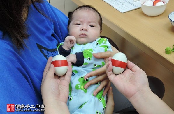 剃胎毛、滿月剃頭、嬰兒剃頭、嬰兒理髮、嬰兒剃髮、嬰兒剃胎毛、嬰兒滿月剃頭、寶寶剃頭、剃胎毛儀式、剃胎毛吉祥話、滿月剃頭儀式、滿月剃頭吉祥話、寶寶剃胎毛、寶寶滿月剃頭理髮、新竹香山區剃胎毛、新竹香山區滿月剃頭、新竹香山區嬰兒剃頭剃胎毛、新竹香山區嬰兒理髮、新竹香山區嬰兒剃髮、寶寶(新竹香山區嬰兒寶寶滿月剃頭理髮、免費嬰兒剃胎毛儀式吉祥話)。中國風會場，爸媽寶貝免費穿「日中韓」古裝禮服。專業拍照、DVD光碟、證書。★購買「臍帶章、肚臍章、胎毛筆刷印章」贈送：剃頭、收涎、抓周，三選一。2016.05.24  照片5