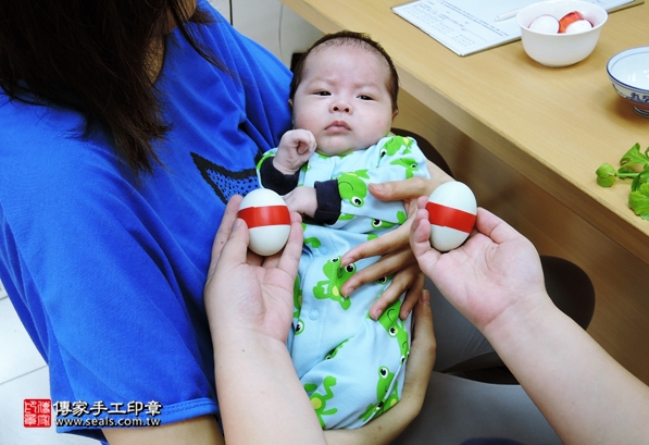 剃胎毛、滿月剃頭、嬰兒剃頭、嬰兒理髮、嬰兒剃髮、嬰兒剃胎毛、嬰兒滿月剃頭、寶寶剃頭、剃胎毛儀式、剃胎毛吉祥話、滿月剃頭儀式、滿月剃頭吉祥話、寶寶剃胎毛、寶寶滿月剃頭理髮、新竹香山區剃胎毛、新竹香山區滿月剃頭、新竹香山區嬰兒剃頭剃胎毛、新竹香山區嬰兒理髮、新竹香山區嬰兒剃髮、張寶寶(新竹香山區嬰兒寶寶滿月剃頭理髮、免費嬰兒剃胎毛儀式吉祥話)。中國風會場，爸媽寶貝免費穿「日中韓」古裝禮服。專業拍照、DVD光碟、證書。★購買「臍帶章、肚臍章、胎毛筆刷印章」贈送：剃頭、收涎、抓周，三選一。2016.05.24  照片4