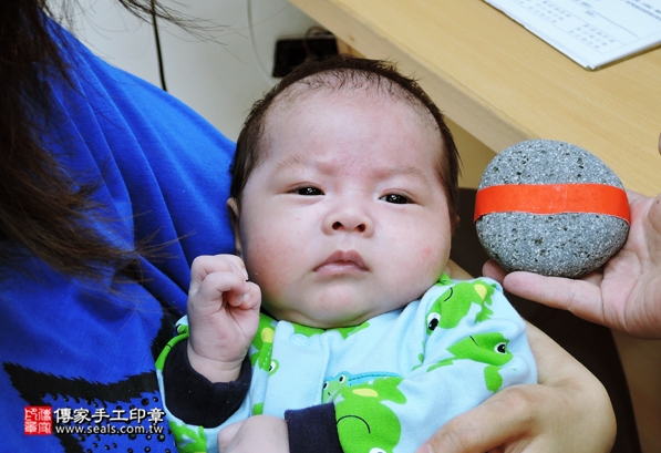 剃胎毛、滿月剃頭、嬰兒剃頭、嬰兒理髮、嬰兒剃髮、嬰兒剃胎毛、嬰兒滿月剃頭、寶寶剃頭、剃胎毛儀式、剃胎毛吉祥話、滿月剃頭儀式、滿月剃頭吉祥話、寶寶剃胎毛、寶寶滿月剃頭理髮、新竹香山區剃胎毛、新竹香山區滿月剃頭、新竹香山區嬰兒剃頭剃胎毛、新竹香山區嬰兒理髮、新竹香山區嬰兒剃髮、張寶寶(新竹香山區嬰兒寶寶滿月剃頭理髮、免費嬰兒剃胎毛儀式吉祥話)。中國風會場，爸媽寶貝免費穿「日中韓」古裝禮服。專業拍照、DVD光碟、證書。★購買「臍帶章、肚臍章、胎毛筆刷印章」贈送：剃頭、收涎、抓周，三選一。2016.05.24  照片5