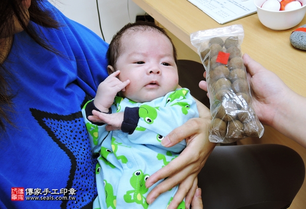 剃胎毛、滿月剃頭、嬰兒剃頭、嬰兒理髮、嬰兒剃髮、嬰兒剃胎毛、嬰兒滿月剃頭、寶寶剃頭、剃胎毛儀式、剃胎毛吉祥話、滿月剃頭儀式、滿月剃頭吉祥話、寶寶剃胎毛、寶寶滿月剃頭理髮、新竹香山區剃胎毛、新竹香山區滿月剃頭、新竹香山區嬰兒剃頭剃胎毛、新竹香山區嬰兒理髮、新竹香山區嬰兒剃髮、張寶寶(新竹香山區嬰兒寶寶滿月剃頭理髮、免費嬰兒剃胎毛儀式吉祥話)。中國風會場，爸媽寶貝免費穿「日中韓」古裝禮服。專業拍照、DVD光碟、證書。★購買「臍帶章、肚臍章、胎毛筆刷印章」贈送：剃頭、收涎、抓周，三選一。2016.05.24  照片7