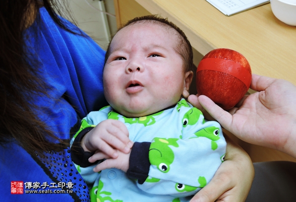 剃胎毛、滿月剃頭、嬰兒剃頭、嬰兒理髮、嬰兒剃髮、嬰兒剃胎毛、嬰兒滿月剃頭、寶寶剃頭、剃胎毛儀式、剃胎毛吉祥話、滿月剃頭儀式、滿月剃頭吉祥話、寶寶剃胎毛、寶寶滿月剃頭理髮、新竹香山區剃胎毛、新竹香山區滿月剃頭、新竹香山區嬰兒剃頭剃胎毛、新竹香山區嬰兒理髮、新竹香山區嬰兒剃髮、張寶寶(新竹香山區嬰兒寶寶滿月剃頭理髮、免費嬰兒剃胎毛儀式吉祥話)。中國風會場，爸媽寶貝免費穿「日中韓」古裝禮服。專業拍照、DVD光碟、證書。★購買「臍帶章、肚臍章、胎毛筆刷印章」贈送：剃頭、收涎、抓周，三選一。2016.05.24  照片8
