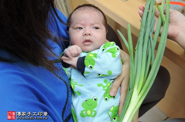 剃胎毛、滿月剃頭、嬰兒剃頭、嬰兒理髮、嬰兒剃髮、嬰兒剃胎毛、嬰兒滿月剃頭、寶寶剃頭、剃胎毛儀式、剃胎毛吉祥話、滿月剃頭儀式、滿月剃頭吉祥話、寶寶剃胎毛、寶寶滿月剃頭理髮、新竹香山區剃胎毛、新竹香山區滿月剃頭、新竹香山區嬰兒剃頭剃胎毛、新竹香山區嬰兒理髮、新竹香山區嬰兒剃髮、寶寶(新竹香山區嬰兒寶寶滿月剃頭理髮、免費嬰兒剃胎毛儀式吉祥話)。中國風會場，爸媽寶貝免費穿「日中韓」古裝禮服。專業拍照、DVD光碟、證書。★購買「臍帶章、肚臍章、胎毛筆刷印章」贈送：剃頭、收涎、抓周，三選一。2016.05.24  照片12