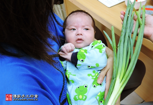 剃胎毛、滿月剃頭、嬰兒剃頭、嬰兒理髮、嬰兒剃髮、嬰兒剃胎毛、嬰兒滿月剃頭、寶寶剃頭、剃胎毛儀式、剃胎毛吉祥話、滿月剃頭儀式、滿月剃頭吉祥話、寶寶剃胎毛、寶寶滿月剃頭理髮、新竹香山區剃胎毛、新竹香山區滿月剃頭、新竹香山區嬰兒剃頭剃胎毛、新竹香山區嬰兒理髮、新竹香山區嬰兒剃髮、張寶寶(新竹香山區嬰兒寶寶滿月剃頭理髮、免費嬰兒剃胎毛儀式吉祥話)。中國風會場，爸媽寶貝免費穿「日中韓」古裝禮服。專業拍照、DVD光碟、證書。★購買「臍帶章、肚臍章、胎毛筆刷印章」贈送：剃頭、收涎、抓周，三選一。2016.05.24  照片11