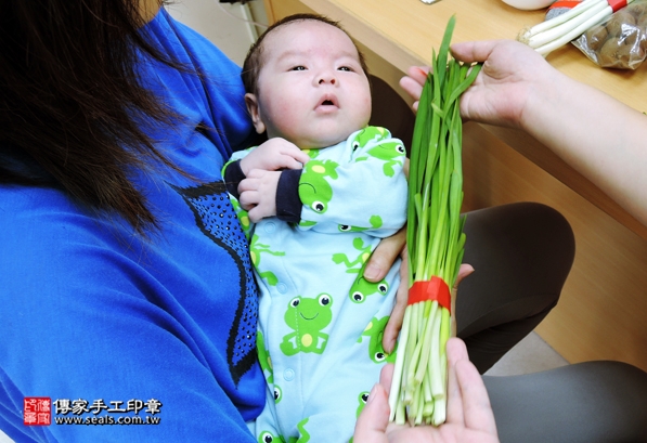 剃胎毛、滿月剃頭、嬰兒剃頭、嬰兒理髮、嬰兒剃髮、嬰兒剃胎毛、嬰兒滿月剃頭、寶寶剃頭、剃胎毛儀式、剃胎毛吉祥話、滿月剃頭儀式、滿月剃頭吉祥話、寶寶剃胎毛、寶寶滿月剃頭理髮、新竹香山區剃胎毛、新竹香山區滿月剃頭、新竹香山區嬰兒剃頭剃胎毛、新竹香山區嬰兒理髮、新竹香山區嬰兒剃髮、張寶寶(新竹香山區嬰兒寶寶滿月剃頭理髮、免費嬰兒剃胎毛儀式吉祥話)。中國風會場，爸媽寶貝免費穿「日中韓」古裝禮服。專業拍照、DVD光碟、證書。★購買「臍帶章、肚臍章、胎毛筆刷印章」贈送：剃頭、收涎、抓周，三選一。2016.05.24  照片9