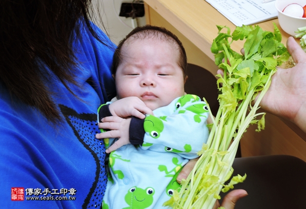 剃胎毛、滿月剃頭、嬰兒剃頭、嬰兒理髮、嬰兒剃髮、嬰兒剃胎毛、嬰兒滿月剃頭、寶寶剃頭、剃胎毛儀式、剃胎毛吉祥話、滿月剃頭儀式、滿月剃頭吉祥話、寶寶剃胎毛、寶寶滿月剃頭理髮、新竹香山區剃胎毛、新竹香山區滿月剃頭、新竹香山區嬰兒剃頭剃胎毛、新竹香山區嬰兒理髮、新竹香山區嬰兒剃髮、張寶寶(新竹香山區嬰兒寶寶滿月剃頭理髮、免費嬰兒剃胎毛儀式吉祥話)。中國風會場，爸媽寶貝免費穿「日中韓」古裝禮服。專業拍照、DVD光碟、證書。★購買「臍帶章、肚臍章、胎毛筆刷印章」贈送：剃頭、收涎、抓周，三選一。2016.05.24  照片10