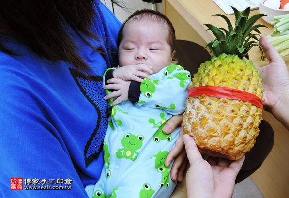 剃胎毛、滿月剃頭、嬰兒剃頭、嬰兒理髮、嬰兒剃髮、嬰兒剃胎毛、嬰兒滿月剃頭、寶寶剃頭、剃胎毛儀式、剃胎毛吉祥話、滿月剃頭儀式、滿月剃頭吉祥話、寶寶剃胎毛、寶寶滿月剃頭理髮、新竹香山區剃胎毛、新竹香山區滿月剃頭、新竹香山區嬰兒剃頭剃胎毛、新竹香山區嬰兒理髮、新竹香山區嬰兒剃髮、張寶寶(新竹香山區嬰兒寶寶滿月剃頭理髮、免費嬰兒剃胎毛儀式吉祥話)。中國風會場，爸媽寶貝免費穿「日中韓」古裝禮服。專業拍照、DVD光碟、證書。★購買「臍帶章、肚臍章、胎毛筆刷印章」贈送：剃頭、收涎、抓周，三選一。2016.05.24  照片12