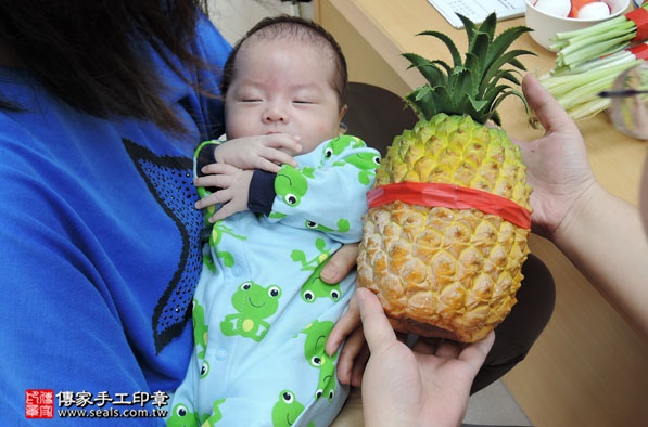 剃胎毛、滿月剃頭、嬰兒剃頭、嬰兒理髮、嬰兒剃髮、嬰兒剃胎毛、嬰兒滿月剃頭、寶寶剃頭、剃胎毛儀式、剃胎毛吉祥話、滿月剃頭儀式、滿月剃頭吉祥話、寶寶剃胎毛、寶寶滿月剃頭理髮、新竹香山區剃胎毛、新竹香山區滿月剃頭、新竹香山區嬰兒剃頭剃胎毛、新竹香山區嬰兒理髮、新竹香山區嬰兒剃髮、寶寶(新竹香山區嬰兒寶寶滿月剃頭理髮、免費嬰兒剃胎毛儀式吉祥話)。中國風會場，爸媽寶貝免費穿「日中韓」古裝禮服。專業拍照、DVD光碟、證書。★購買「臍帶章、肚臍章、胎毛筆刷印章」贈送：剃頭、收涎、抓周，三選一。2016.05.24  照片14