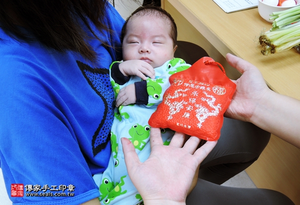 剃胎毛、滿月剃頭、嬰兒剃頭、嬰兒理髮、嬰兒剃髮、嬰兒剃胎毛、嬰兒滿月剃頭、寶寶剃頭、剃胎毛儀式、剃胎毛吉祥話、滿月剃頭儀式、滿月剃頭吉祥話、寶寶剃胎毛、寶寶滿月剃頭理髮、新竹香山區剃胎毛、新竹香山區滿月剃頭、新竹香山區嬰兒剃頭剃胎毛、新竹香山區嬰兒理髮、新竹香山區嬰兒剃髮、張寶寶(新竹香山區嬰兒寶寶滿月剃頭理髮、免費嬰兒剃胎毛儀式吉祥話)。中國風會場，爸媽寶貝免費穿「日中韓」古裝禮服。專業拍照、DVD光碟、證書。★購買「臍帶章、肚臍章、胎毛筆刷印章」贈送：剃頭、收涎、抓周，三選一。2016.05.24  照片6