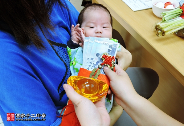 剃胎毛、滿月剃頭、嬰兒剃頭、嬰兒理髮、嬰兒剃髮、嬰兒剃胎毛、嬰兒滿月剃頭、寶寶剃頭、剃胎毛儀式、剃胎毛吉祥話、滿月剃頭儀式、滿月剃頭吉祥話、寶寶剃胎毛、寶寶滿月剃頭理髮、新竹香山區剃胎毛、新竹香山區滿月剃頭、新竹香山區嬰兒剃頭剃胎毛、新竹香山區嬰兒理髮、新竹香山區嬰兒剃髮、張寶寶(新竹香山區嬰兒寶寶滿月剃頭理髮、免費嬰兒剃胎毛儀式吉祥話)。中國風會場，爸媽寶貝免費穿「日中韓」古裝禮服。專業拍照、DVD光碟、證書。★購買「臍帶章、肚臍章、胎毛筆刷印章」贈送：剃頭、收涎、抓周，三選一。2016.05.24  照片13
