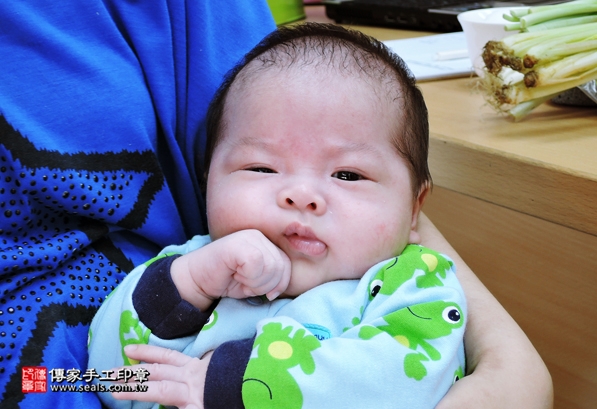 剃胎毛、滿月剃頭、嬰兒剃頭、嬰兒理髮、嬰兒剃髮、嬰兒剃胎毛、嬰兒滿月剃頭、寶寶剃頭、剃胎毛儀式、剃胎毛吉祥話、滿月剃頭儀式、滿月剃頭吉祥話、寶寶剃胎毛、寶寶滿月剃頭理髮、新竹香山區剃胎毛、新竹香山區滿月剃頭、新竹香山區嬰兒剃頭剃胎毛、新竹香山區嬰兒理髮、新竹香山區嬰兒剃髮、張寶寶(新竹香山區嬰兒寶寶滿月剃頭理髮、免費嬰兒剃胎毛儀式吉祥話)。中國風會場，爸媽寶貝免費穿「日中韓」古裝禮服。專業拍照、DVD光碟、證書。★購買「臍帶章、肚臍章、胎毛筆刷印章」贈送：剃頭、收涎、抓周，三選一。2016.05.24  照片14