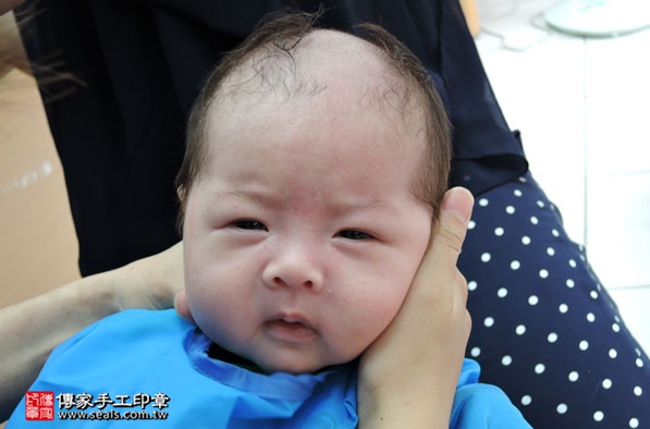 剃胎毛、滿月剃頭、嬰兒剃頭、嬰兒理髮、嬰兒剃髮、嬰兒剃胎毛、嬰兒滿月剃頭、寶寶剃頭、剃胎毛儀式、剃胎毛吉祥話、滿月剃頭儀式、滿月剃頭吉祥話、寶寶剃胎毛、寶寶滿月剃頭理髮、新竹香山區剃胎毛、新竹香山區滿月剃頭、新竹香山區嬰兒剃頭剃胎毛、新竹香山區嬰兒理髮、新竹香山區嬰兒剃髮、寶寶(新竹香山區嬰兒寶寶滿月剃頭理髮、免費嬰兒剃胎毛儀式吉祥話)。中國風會場，爸媽寶貝免費穿「日中韓」古裝禮服。專業拍照、DVD光碟、證書。★購買「臍帶章、肚臍章、胎毛筆刷印章」贈送：剃頭、收涎、抓周，三選一。2016.05.24  照片16