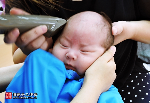 剃胎毛、滿月剃頭、嬰兒剃頭、嬰兒理髮、嬰兒剃髮、嬰兒剃胎毛、嬰兒滿月剃頭、寶寶剃頭、剃胎毛儀式、剃胎毛吉祥話、滿月剃頭儀式、滿月剃頭吉祥話、寶寶剃胎毛、寶寶滿月剃頭理髮、新竹香山區剃胎毛、新竹香山區滿月剃頭、新竹香山區嬰兒剃頭剃胎毛、新竹香山區嬰兒理髮、新竹香山區嬰兒剃髮、張寶寶(新竹香山區嬰兒寶寶滿月剃頭理髮、免費嬰兒剃胎毛儀式吉祥話)。中國風會場，爸媽寶貝免費穿「日中韓」古裝禮服。專業拍照、DVD光碟、證書。★購買「臍帶章、肚臍章、胎毛筆刷印章」贈送：剃頭、收涎、抓周，三選一。2016.05.24  照片15