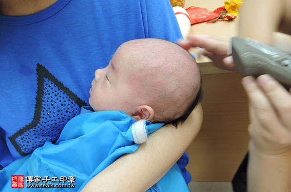 剃胎毛、滿月剃頭、嬰兒剃頭、嬰兒理髮、嬰兒剃髮、嬰兒剃胎毛、嬰兒滿月剃頭、寶寶剃頭、剃胎毛儀式、剃胎毛吉祥話、滿月剃頭儀式、滿月剃頭吉祥話、寶寶剃胎毛、寶寶滿月剃頭理髮、新竹香山區剃胎毛、新竹香山區滿月剃頭、新竹香山區嬰兒剃頭剃胎毛、新竹香山區嬰兒理髮、新竹香山區嬰兒剃髮、寶寶(新竹香山區嬰兒寶寶滿月剃頭理髮、免費嬰兒剃胎毛儀式吉祥話)。中國風會場，爸媽寶貝免費穿「日中韓」古裝禮服。專業拍照、DVD光碟、證書。★購買「臍帶章、肚臍章、胎毛筆刷印章」贈送：剃頭、收涎、抓周，三選一。2016.05.24  照片17