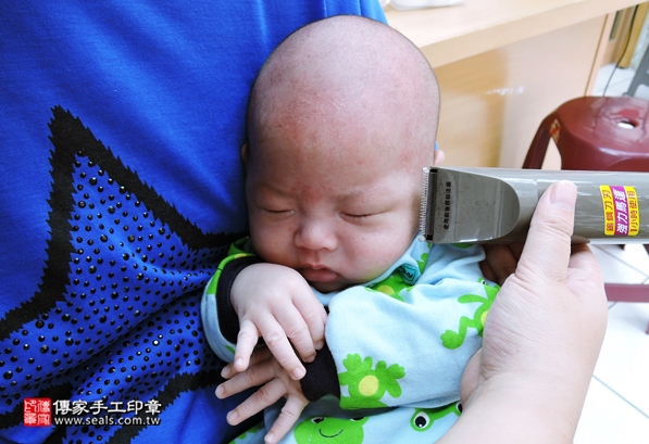 剃胎毛、滿月剃頭、嬰兒剃頭、嬰兒理髮、嬰兒剃髮、嬰兒剃胎毛、嬰兒滿月剃頭、寶寶剃頭、剃胎毛儀式、剃胎毛吉祥話、滿月剃頭儀式、滿月剃頭吉祥話、寶寶剃胎毛、寶寶滿月剃頭理髮、新竹香山區剃胎毛、新竹香山區滿月剃頭、新竹香山區嬰兒剃頭剃胎毛、新竹香山區嬰兒理髮、新竹香山區嬰兒剃髮、張寶寶(新竹香山區嬰兒寶寶滿月剃頭理髮、免費嬰兒剃胎毛儀式吉祥話)。中國風會場，爸媽寶貝免費穿「日中韓」古裝禮服。專業拍照、DVD光碟、證書。★購買「臍帶章、肚臍章、胎毛筆刷印章」贈送：剃頭、收涎、抓周，三選一。2016.05.24  照片16