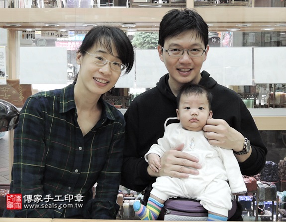 剃胎毛、滿月剃頭、嬰兒剃頭、嬰兒理髮、嬰兒剃髮、嬰兒剃胎毛、嬰兒滿月剃頭、寶寶剃頭、剃胎毛儀式、剃胎毛吉祥話、滿月剃頭儀式、滿月剃頭吉祥話、寶寶剃胎毛、寶寶滿月剃頭理髮、新北永和區剃胎毛、新北永和區滿月剃頭、新北永和區嬰兒剃頭剃胎毛、新北永和區嬰兒理髮、新北永和區嬰兒剃髮、洪寶寶(新北永和區嬰兒寶寶滿月剃頭理髮、免費嬰兒剃胎毛儀式吉祥話)。中國風會場，爸媽寶貝免費穿「日中韓」古裝禮服。專業拍照、DVD光碟、證書。★購買「臍帶章、肚臍章、胎毛筆刷印章」贈送：剃頭、收涎、抓周，三選一。2016.01.02 照片2
