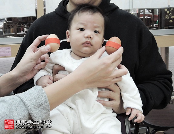剃胎毛、滿月剃頭、嬰兒剃頭、嬰兒理髮、嬰兒剃髮、嬰兒剃胎毛、嬰兒滿月剃頭、寶寶剃頭、剃胎毛儀式、剃胎毛吉祥話、滿月剃頭儀式、滿月剃頭吉祥話、寶寶剃胎毛、寶寶滿月剃頭理髮、新北永和區剃胎毛、新北永和區滿月剃頭、新北永和區嬰兒剃頭剃胎毛、新北永和區嬰兒理髮、新北永和區嬰兒剃髮、洪寶寶(新北永和區嬰兒寶寶滿月剃頭理髮、免費嬰兒剃胎毛儀式吉祥話)。中國風會場，爸媽寶貝免費穿「日中韓」古裝禮服。專業拍照、DVD光碟、證書。★購買「臍帶章、肚臍章、胎毛筆刷印章」贈送：剃頭、收涎、抓周，三選一。2016.01.02 照片3