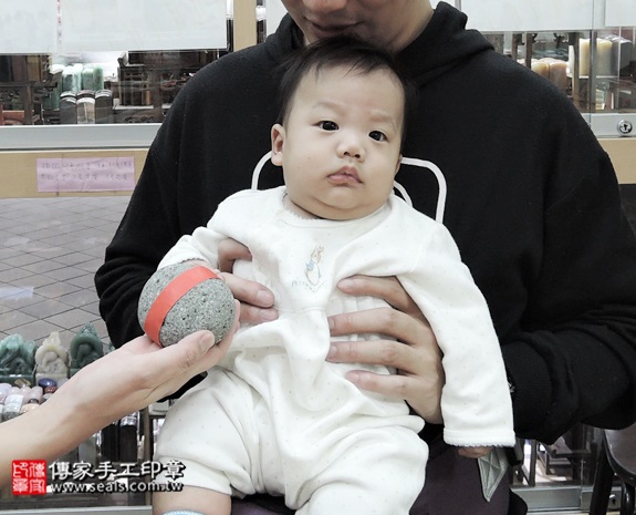剃胎毛、滿月剃頭、嬰兒剃頭、嬰兒理髮、嬰兒剃髮、嬰兒剃胎毛、嬰兒滿月剃頭、寶寶剃頭、剃胎毛儀式、剃胎毛吉祥話、滿月剃頭儀式、滿月剃頭吉祥話、寶寶剃胎毛、寶寶滿月剃頭理髮、新北永和區剃胎毛、新北永和區滿月剃頭、新北永和區嬰兒剃頭剃胎毛、新北永和區嬰兒理髮、新北永和區嬰兒剃髮、洪寶寶(新北永和區嬰兒寶寶滿月剃頭理髮、免費嬰兒剃胎毛儀式吉祥話)。中國風會場，爸媽寶貝免費穿「日中韓」古裝禮服。專業拍照、DVD光碟、證書。★購買「臍帶章、肚臍章、胎毛筆刷印章」贈送：剃頭、收涎、抓周，三選一。2016.01.02 照片5