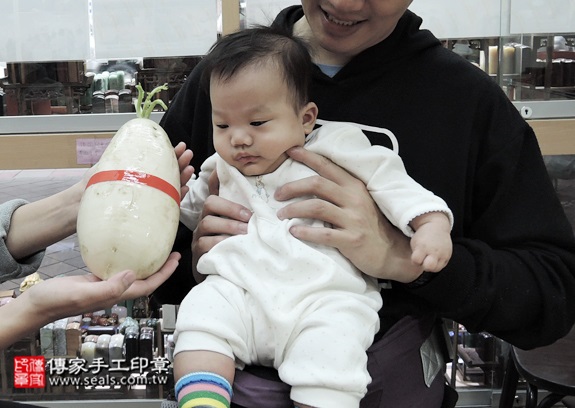 剃胎毛、滿月剃頭、嬰兒剃頭、嬰兒理髮、嬰兒剃髮、嬰兒剃胎毛、嬰兒滿月剃頭、寶寶剃頭、剃胎毛儀式、剃胎毛吉祥話、滿月剃頭儀式、滿月剃頭吉祥話、寶寶剃胎毛、寶寶滿月剃頭理髮、新北永和區剃胎毛、新北永和區滿月剃頭、新北永和區嬰兒剃頭剃胎毛、新北永和區嬰兒理髮、新北永和區嬰兒剃髮、洪寶寶(新北永和區嬰兒寶寶滿月剃頭理髮、免費嬰兒剃胎毛儀式吉祥話)。中國風會場，爸媽寶貝免費穿「日中韓」古裝禮服。專業拍照、DVD光碟、證書。★購買「臍帶章、肚臍章、胎毛筆刷印章」贈送：剃頭、收涎、抓周，三選一。2016.01.02 照片11
