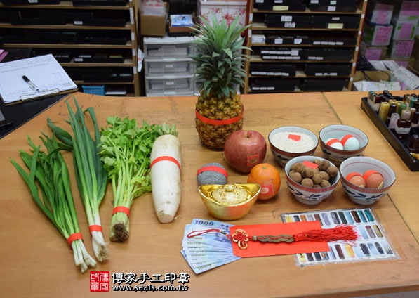 剃胎毛、滿月剃頭、嬰兒剃頭、嬰兒理髮、嬰兒剃髮、嬰兒剃胎毛、嬰兒滿月剃頭、寶寶剃頭、剃胎毛儀式、剃胎毛吉祥話、滿月剃頭儀式、滿月剃頭吉祥話、寶寶剃胎毛、寶寶滿月剃頭理髮、新北永和區剃胎毛、新北永和區滿月剃頭、新北永和區嬰兒剃頭剃胎毛、新北永和區嬰兒理髮、新北永和區嬰兒剃髮、Kitty寶寶(新北永和區嬰兒寶寶滿月剃頭理髮、免費嬰兒剃胎毛儀式吉祥話)。中國風會場，爸媽寶貝免費穿「日中韓」古裝禮服。專業拍照、DVD光碟、證書。★購買「臍帶章、肚臍章、胎毛筆刷印章」贈送：剃頭、收涎、抓周，三選一。2016.04.03  照片1
