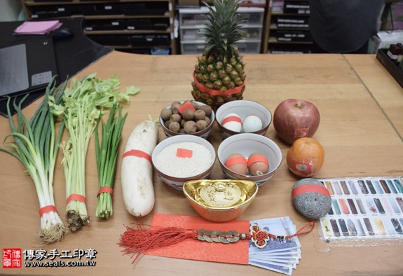 剃胎毛、滿月剃頭、嬰兒剃頭、嬰兒理髮、嬰兒剃髮、嬰兒剃胎毛、嬰兒滿月剃頭、寶寶剃頭、剃胎毛儀式、剃胎毛吉祥話、滿月剃頭儀式、滿月剃頭吉祥話、寶寶剃胎毛、寶寶滿月剃頭理髮、新北永和區剃胎毛、新北永和區滿月剃頭、新北永和區嬰兒剃頭剃胎毛、新北永和區嬰兒理髮、新北永和區嬰兒剃髮、張寶寶(新北永和區嬰兒寶寶滿月剃頭理髮、免費嬰兒剃胎毛儀式吉祥話)。中國風會場，爸媽寶貝免費穿「日中韓」古裝禮服。專業拍照、DVD光碟、證書。★購買「臍帶章、肚臍章、胎毛筆刷印章」贈送：剃頭、收涎、抓周，三選一。2016.06.08  照片1