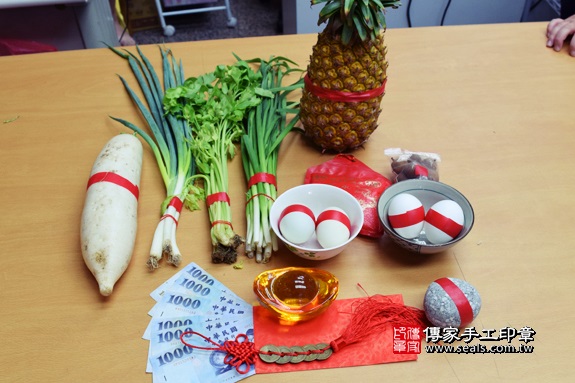 剃胎毛、滿月剃頭、嬰兒剃頭、嬰兒理髮、嬰兒剃髮、嬰兒剃胎毛、嬰兒滿月剃頭、寶寶剃頭、剃胎毛儀式、剃胎毛吉祥話、滿月剃頭儀式、滿月剃頭吉祥話、寶寶剃胎毛、寶寶滿月剃頭理髮、 台中市北區地區剃胎毛、台中市北區地區滿月剃頭、台中市北區地區嬰兒剃頭剃胎毛、台中市北區地區嬰兒理髮、台中市嬰兒剃髮、烏賊(台中市北區嬰兒寶寶滿月剃頭理髮、免費嬰兒剃胎毛儀式吉祥話)。中國風會場，爸媽寶貝免費穿「日中韓」古裝禮服。專業拍照、DVD光碟、證書。★購買「臍帶章、肚臍章、胎毛筆刷印章」贈送：剃頭、收涎、抓周，三選一。2017.09.16照片1