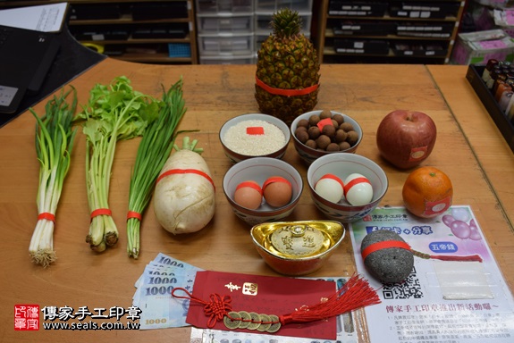 剃胎毛、滿月剃頭、嬰兒剃頭、嬰兒理髮、嬰兒剃髮、嬰兒剃胎毛、嬰兒滿月剃頭、寶寶剃頭、剃胎毛儀式、剃胎毛吉祥話、滿月剃頭儀式、滿月剃頭吉祥話、寶寶剃胎毛、寶寶滿月剃頭理髮、 新北市永和地區剃胎毛、新北市永和地區滿月剃頭、新北市永和地區嬰兒剃頭剃胎毛、新北市永和地區嬰兒理髮、新北市嬰兒剃髮、徐寶寶(新北永和區嬰兒寶寶滿月剃頭理髮、免費嬰兒剃胎毛儀式吉祥話)。中國風會場，爸媽寶貝免費穿「日中韓」古裝禮服。專業拍照、DVD光碟、證書。★購買「臍帶章、肚臍章、胎毛筆刷印章」贈送：剃頭、收涎、抓周，三選一。2017.11.21照片1