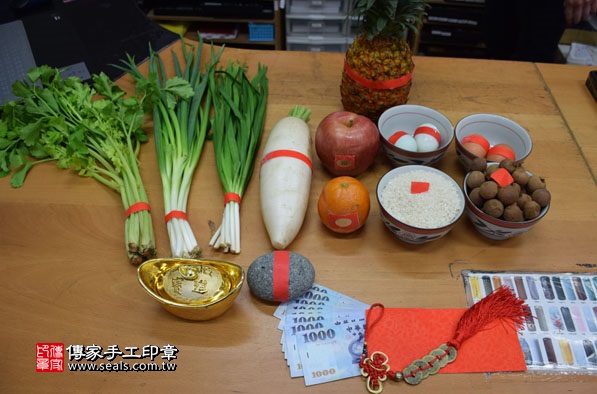 剃胎毛、滿月剃頭、嬰兒剃頭、嬰兒理髮、嬰兒剃髮、嬰兒剃胎毛、嬰兒滿月剃頭、寶寶剃頭、剃胎毛儀式、剃胎毛吉祥話、滿月剃頭儀式、滿月剃頭吉祥話、寶寶剃胎毛、寶寶滿月剃頭理髮、新北永和區剃胎毛、新北永和區滿月剃頭、新北永和區嬰兒剃頭剃胎毛、新北永和區嬰兒理髮、新北永和區嬰兒剃髮、李寶寶(新北永和區嬰兒寶寶滿月剃頭理髮、免費嬰兒剃胎毛儀式吉祥話)。中國風會場，爸媽寶貝免費穿「日中韓」古裝禮服。專業拍照、DVD光碟、證書。★購買「臍帶章、肚臍章、胎毛筆刷印章」贈送：剃頭、收涎、抓周，三選一。2016.04.09  照片1