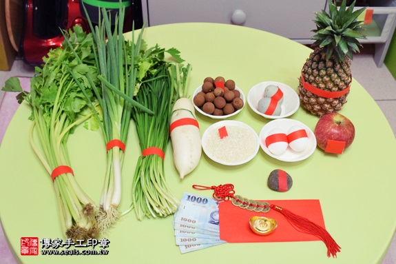 剃胎毛、滿月剃頭、嬰兒剃頭、嬰兒理髮、嬰兒剃髮、嬰兒剃胎毛、嬰兒滿月剃頭、寶寶剃頭、剃胎毛儀式、剃胎毛吉祥話、滿月剃頭儀式、滿月剃頭吉祥話、寶寶剃胎毛、寶寶滿月剃頭理髮、 台中大雅區剃胎毛、台中大雅區滿月剃頭、 台中大雅區嬰兒剃頭剃胎毛、台中大雅區嬰兒理髮、台中大雅區嬰兒剃髮、江寶寶(台中大雅區到府嬰兒寶寶滿月剃頭理髮、免費到府嬰兒剃胎毛儀式吉祥話)。到府剃頭剃胎毛主持、專業拍照、DVD光碟、證書。★購買「臍帶章、肚臍章、胎毛筆刷印章」贈送：剃頭、收涎、抓周，三選一。2016.11.21  照片1