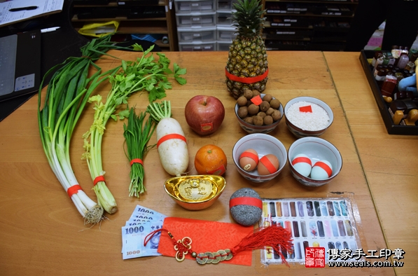 剃胎毛、滿月剃頭、嬰兒剃頭、嬰兒理髮、嬰兒剃髮、嬰兒剃胎毛、嬰兒滿月剃頭、寶寶剃頭、剃胎毛儀式、剃胎毛吉祥話、滿月剃頭儀式、滿月剃頭吉祥話、寶寶剃胎毛、寶寶滿月剃頭理髮、新北永和區剃胎毛、新北永和區滿月剃頭、新北永和區嬰兒剃頭剃胎毛、新北永和區嬰兒理髮、新北永和區嬰兒剃髮、施寶寶(新北永和區嬰兒寶寶滿月剃頭理髮、免費嬰兒剃胎毛儀式吉祥話)。中國風會場，爸媽寶貝免費穿「日中韓」古裝禮服。專業拍照、DVD光碟、證書。★購買「臍帶章、肚臍章、胎毛筆刷印章」贈送：剃頭、收涎、抓周，三選一。2016.03.01 照片1