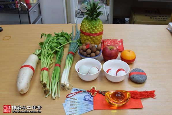 剃胎毛、滿月剃頭、嬰兒剃頭、嬰兒理髮、嬰兒剃髮、嬰兒剃胎毛、嬰兒滿月剃頭、寶寶剃頭、剃胎毛儀式、剃胎毛吉祥話、滿月剃頭儀式、滿月剃頭吉祥話、寶寶剃胎毛、寶寶滿月剃頭理髮、 新竹市香山地區剃胎毛、新竹市香山地區滿月剃頭、新竹市香山地區嬰兒剃頭剃胎毛、新竹市香山地區嬰兒理髮、新竹市嬰兒剃髮、陳寶寶(新竹香山區嬰兒寶寶滿月剃頭理髮、免費嬰兒剃胎毛儀式吉祥話)。中國風會場，爸媽寶貝免費穿「日中韓」古裝禮服。專業拍照、DVD光碟、證書。★購買「臍帶章、肚臍章、胎毛筆刷印章」贈送：剃頭、收涎、抓周，三選一。2017.10.05照片1